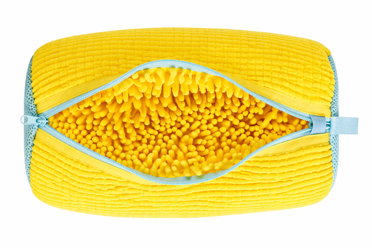 Sac de lavage ZippWash ouvert montrant les fibres microfibre jaunes et la fermeture éclair bleue